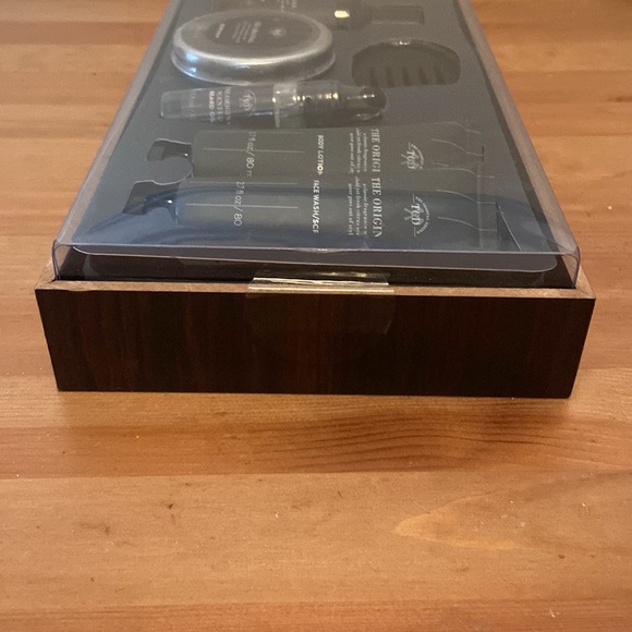 Tri-Coastal Design Men's 6 Piece Beard Care Kit "Milagu Black" Travel Set. - Picture 4 of 6